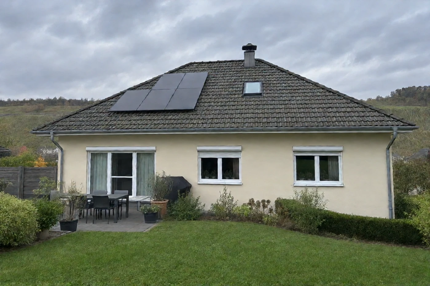 Bemoostes Dach vor der Reinigung (Abenberg, Landkreis Roth)