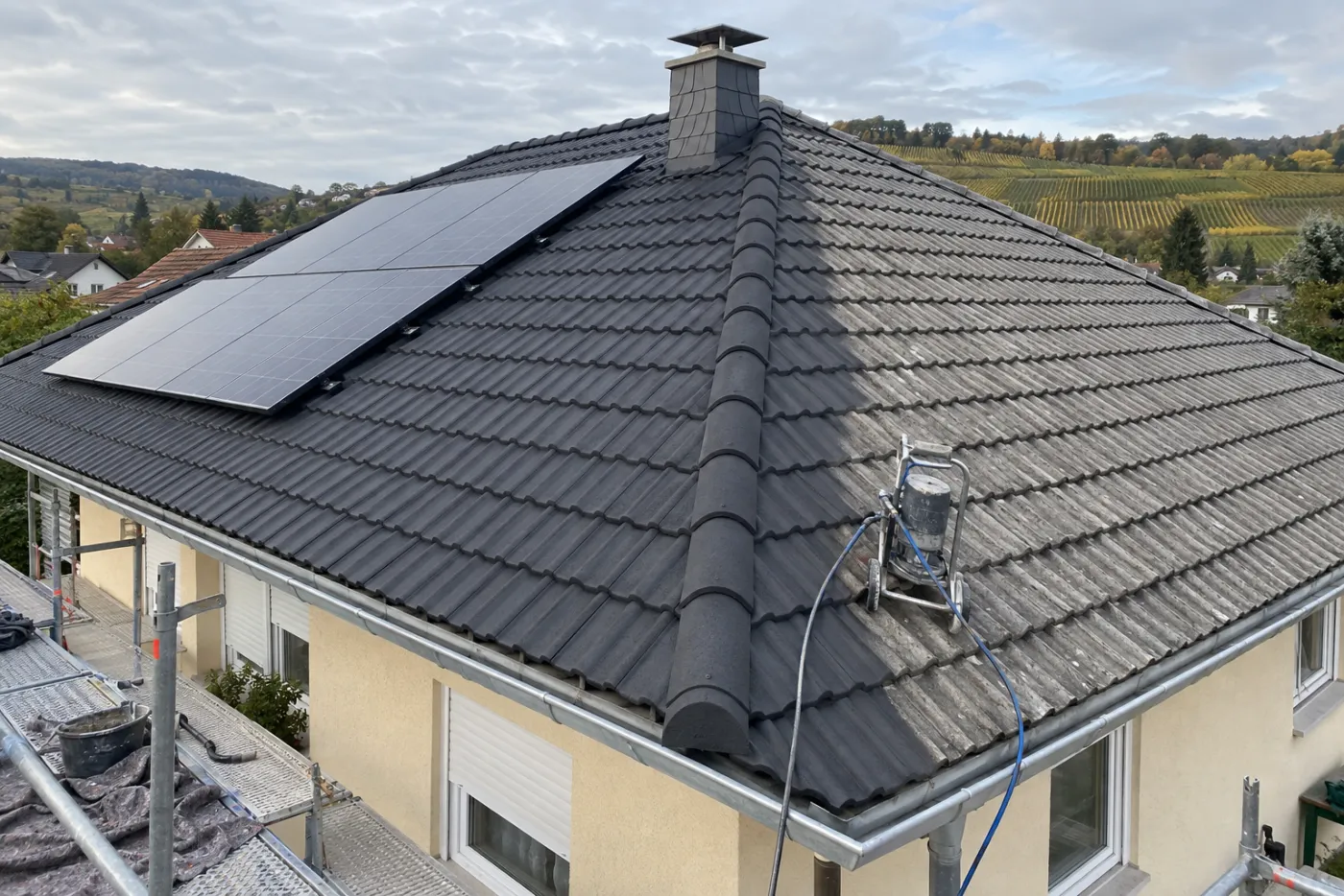 Dach während der Beschichtung, halbe Fläche frisch beschichtet (Kleinaga, Stadt Gera)