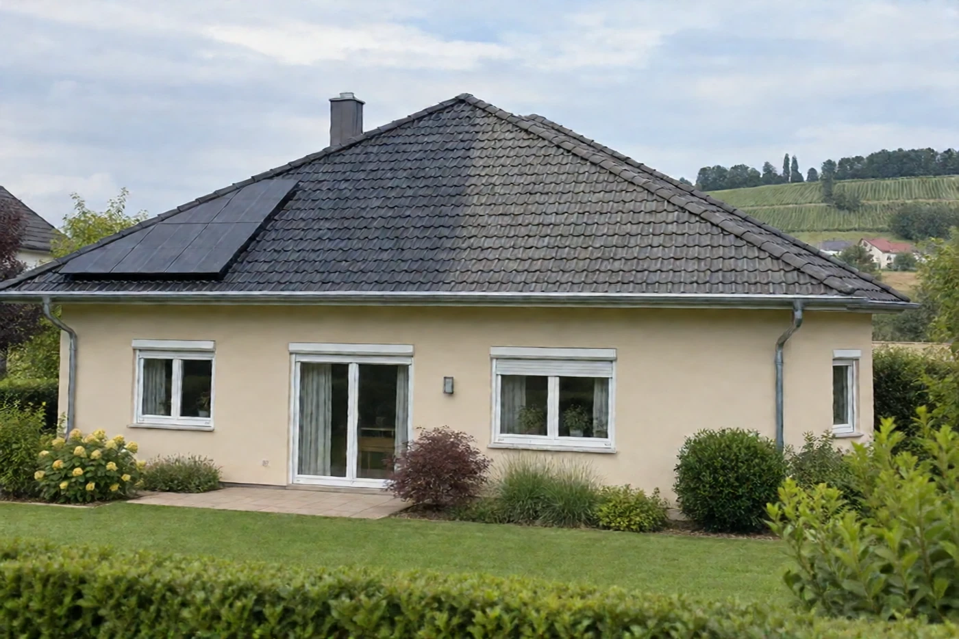 Dach während der Beschichtung, halbe Fläche frisch beschichtet (Scheuring, Landkreis Landsberg am Lech)