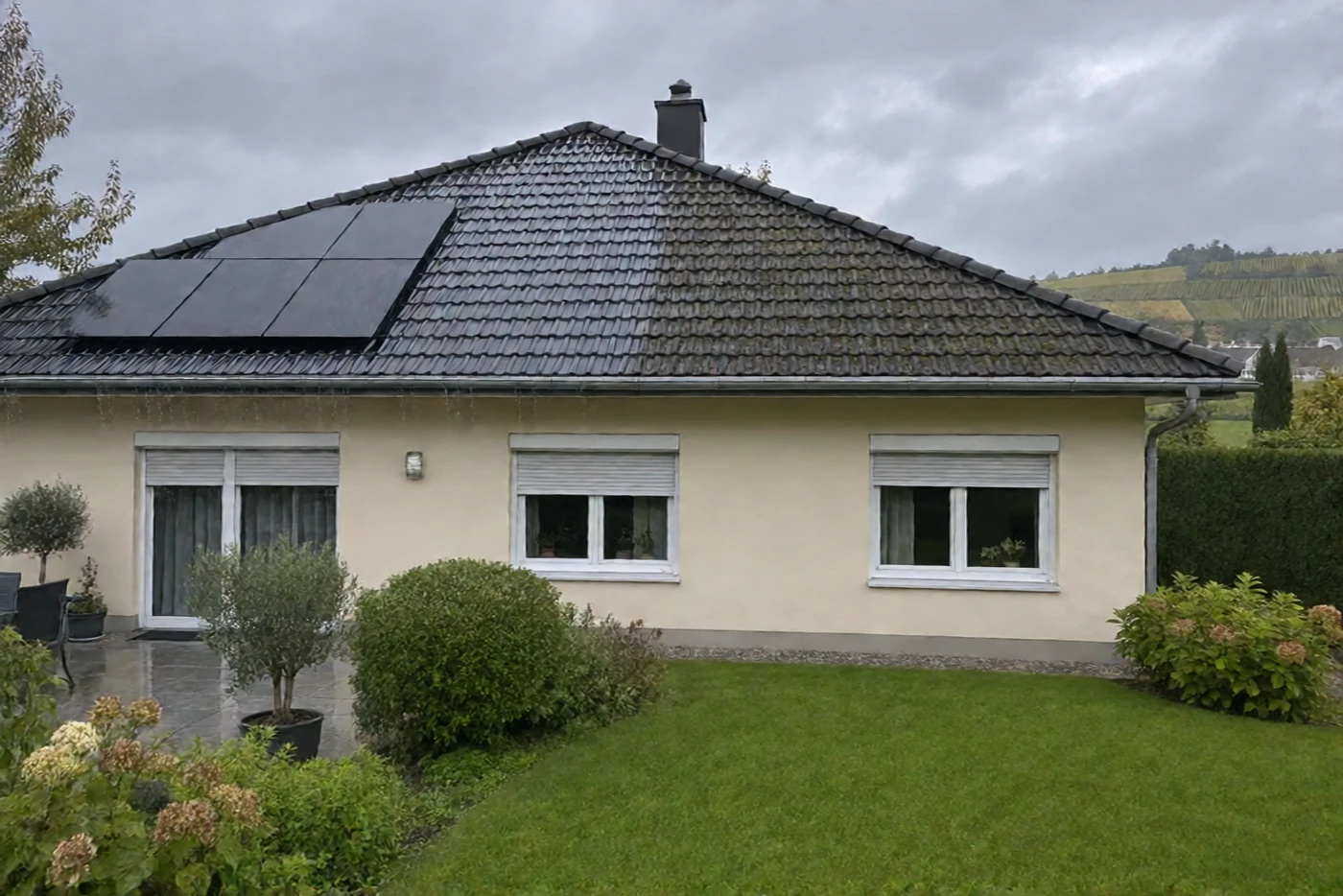 Nach dem Abspülen: halbes Dach schon sauber (Kötzting, Landkreis Cham)
