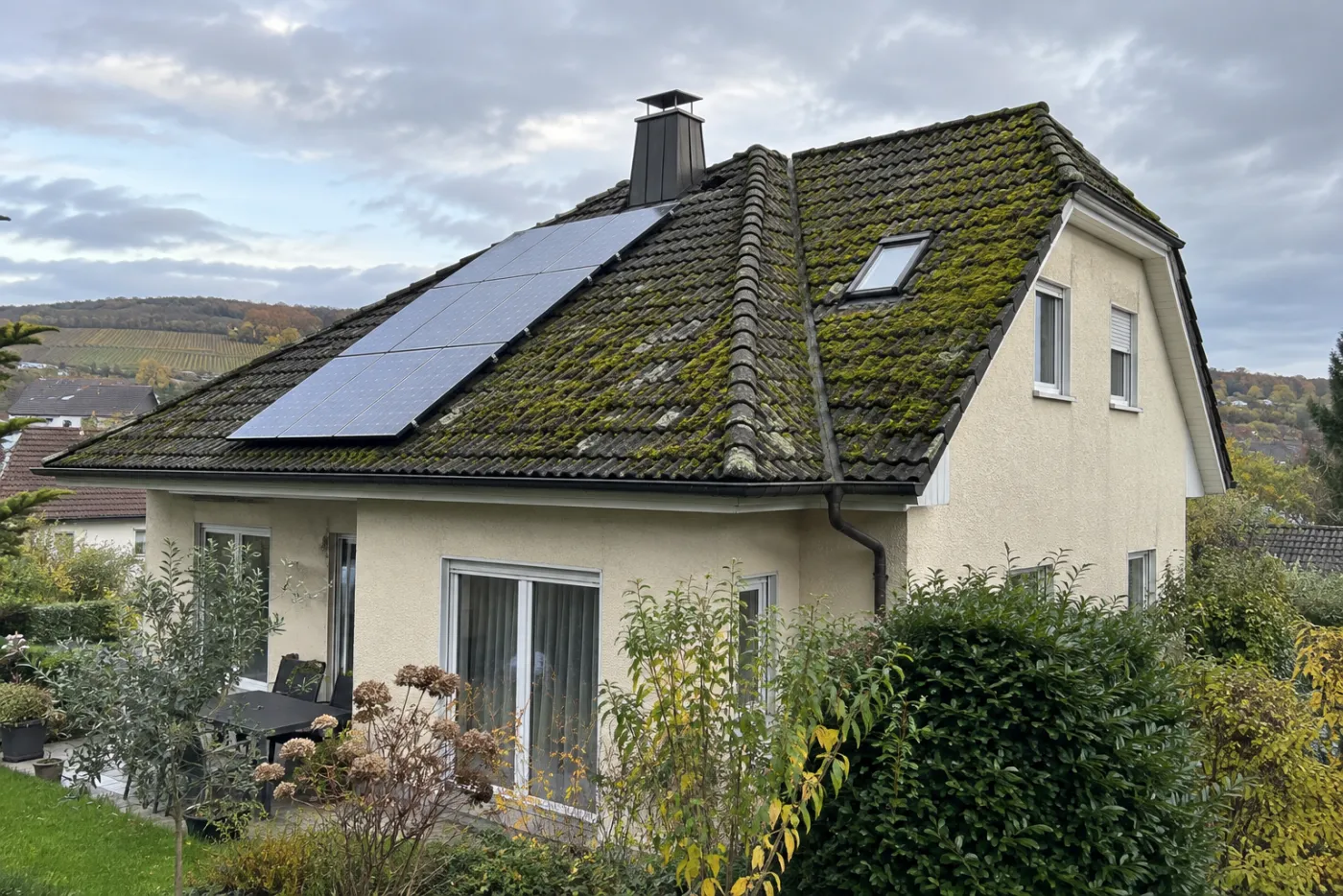 Vorher: Dach und Giebel vom Garten aus: vermoost, dann sauber (Winden)